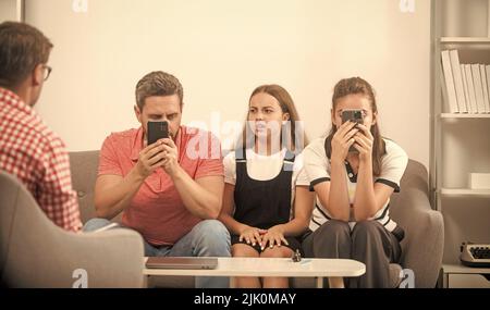 Telefon süchtig Vater Mutter und Kind bei Familie Psychologe, sucht Stockfoto