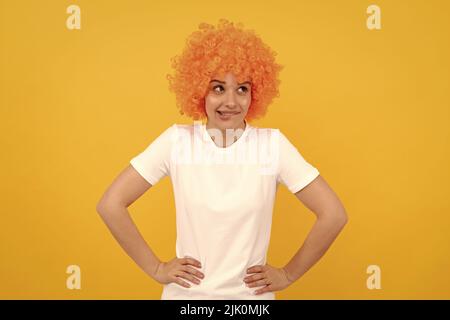 Verträumte freaky Frau in lockigen Clown Perücke Stellen Sie sich etwas vor, Phantasie Stockfoto