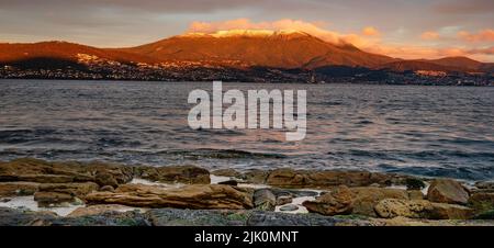 Ein schneebedeckter Mt Wellington im frühen Morgenlicht Stockfoto