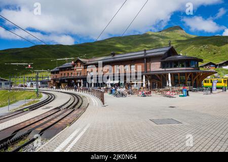 08.07.2022 Kleine Scheidegg, Grindlewald, Schweiz. Der Bahnhof kleine Scheidegg ist ein Gebirgspass auf 2.061 m Höhe, gelegen bel Stockfoto