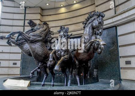 LONDON, GROSSBRITANNIEN - 12. MAI 2014: Dies ist eine Bronzeskulptur der vier Pferde des griechischen Gottes Sun's Helios: Aethon, EOS, Phlegon und Pyrois. Stockfoto