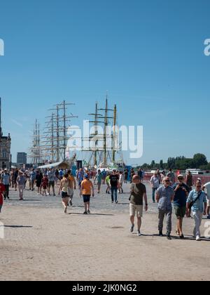 Antwerpen, Belgien, 24. Juli 2022, viele Touristen laufen auf den Schelde Kais während der Hochschiffrennen in Antwerpen Stockfoto