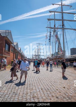 Antwerpen, Belgien, 24. Juli 2022, Touristen bewundern die vielen Segelschiffe am Kattendijkdok während der Hochschiffrennen in antwerpen Stockfoto