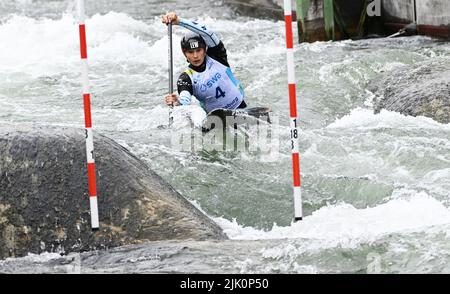 Augsburg, Deutschland. 29.. Juli 2022. Kanu/Slalom: Weltmeisterschaft, Kanu-Single, Vorläufe, Frauen. Die deutsche Elena Lilik konkurriert in der Vorhitze 1. im Eiskanal. Quelle: Angelika Warmuth/dpa/Alamy Live News Stockfoto