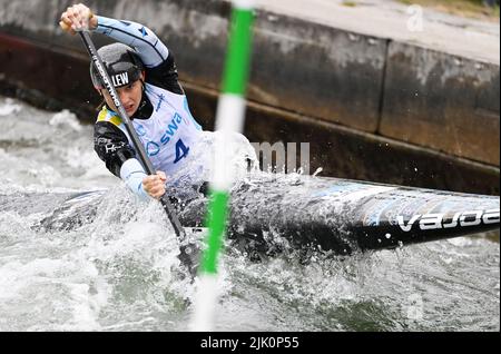 Augsburg, Deutschland. 29.. Juli 2022. Kanu/Slalom: Weltmeisterschaft, Kanu-Single, Vorläufe, Frauen. Die deutsche Elena Lilik konkurriert in der Vorhitze 1. im Eiskanal. Quelle: Angelika Warmuth/dpa/Alamy Live News Stockfoto
