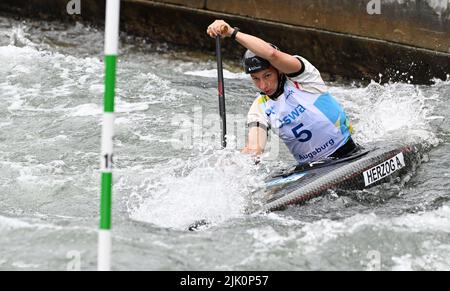 Augsburg, Deutschland. 29.. Juli 2022. Kanu/Slalom: Weltmeisterschaft, Kanu-Single, Vorläufe, Frauen. Die deutsche Andrea Herzog tritt bei der Vorheizung 1. im Eiskanal an. Quelle: Angelika Warmuth/dpa/Alamy Live News Stockfoto
