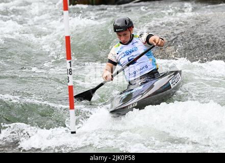 Augsburg, Deutschland. 29.. Juli 2022. Kanu/Slalom: Weltmeisterschaft, Kanu-Single, Vorläufe, Frauen. Die deutsche Andrea Herzog tritt bei der Vorheizung 1. im Eiskanal an. Quelle: Angelika Warmuth/dpa/Alamy Live News Stockfoto
