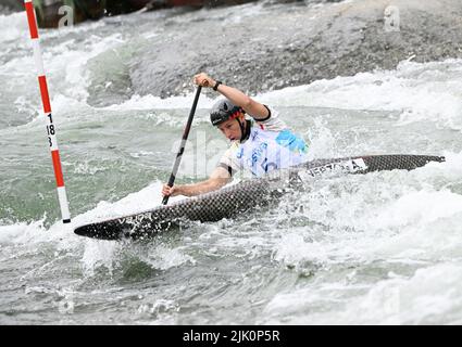Augsburg, Deutschland. 29.. Juli 2022. Kanu/Slalom: Weltmeisterschaft, Kanu-Single, Vorläufe, Frauen. Die deutsche Andrea Herzog tritt bei der Vorheizung 1. im Eiskanal an. Quelle: Angelika Warmuth/dpa/Alamy Live News Stockfoto