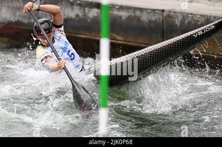 Augsburg, Deutschland. 29.. Juli 2022. Kanu/Slalom: Weltmeisterschaft, Kanu-Single, Vorläufe, Frauen. Die deutsche Andrea Herzog tritt bei der Vorheizung 1. im Eiskanal an. Quelle: Angelika Warmuth/dpa/Alamy Live News Stockfoto