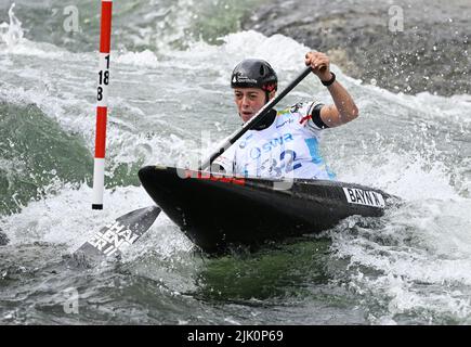 Augsburg, Deutschland. 29.. Juli 2022. Kanu/Slalom: Weltmeisterschaft, Kanu-Single, Vorläufe, Frauen. Die deutsche Nele Bayn startet in der Vorhitze 1. im Eiskanal. Quelle: Angelika Warmuth/dpa/Alamy Live News Stockfoto