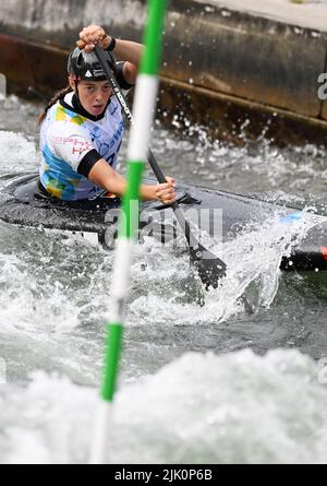 Augsburg, Deutschland. 29.. Juli 2022. Kanu/Slalom: Weltmeisterschaft, Kanu-Single, Vorläufe, Frauen. Die deutsche Nele Bayn startet in der Vorhitze 1. im Eiskanal. Quelle: Angelika Warmuth/dpa/Alamy Live News Stockfoto