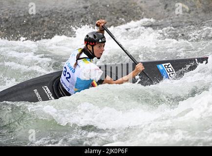 Augsburg, Deutschland. 29.. Juli 2022. Kanu/Slalom: Weltmeisterschaft, Kanu-Single, Vorläufe, Frauen. Die deutsche Nele Bayn startet in der Vorhitze 1. im Eiskanal. Quelle: Angelika Warmuth/dpa/Alamy Live News Stockfoto