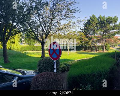 Autos parkten vor einem leeren Hausgarten in Bruxelles Stockfoto