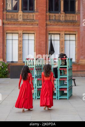 V&A, LONDON, GROSSBRITANNIEN. 29. Juli 2022. Die neue Installation What is Seen and What is Not des British Council und V&A, eine dreiteilige Hauptinstallation von Osman Yousefzada, die mit einer visuell reichen Tanzperformance der Akram Khan Dance Company (Dancers: Yesica Castellon Jimenez, Sofia Rafiqui, Aishani Ghosh) bringt die Farben Pakistans in die V&A durch drei großangelegte Aktivierungen, die auf den 75.. Jahrestag Pakistans eingehen und die Themen Migration und Vertreibung bis zum 25. September 2022 thematisieren. Quelle: Malcolm Park/Alamy Live News Stockfoto
