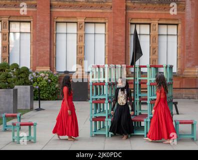V&A, LONDON, GROSSBRITANNIEN. 29. Juli 2022. Die neue Installation What is Seen and What is Not des British Council und V&A, eine dreiteilige Hauptinstallation von Osman Yousefzada, die mit einer visuell reichen Tanzperformance der Akram Khan Dance Company (Dancers: Yesica Castellon Jimenez, Sofia Rafiqui, Aishani Ghosh) bringt die Farben Pakistans in die V&A durch drei großangelegte Aktivierungen, die auf den 75.. Jahrestag Pakistans eingehen und die Themen Migration und Vertreibung bis zum 25. September 2022 thematisieren. Quelle: Malcolm Park/Alamy Live News Stockfoto