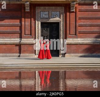 V&A, LONDON, GROSSBRITANNIEN. 29. Juli 2022. Die neue Installation What is Seen and What is Not des British Council und V&A, eine dreiteilige Hauptinstallation von Osman Yousefzada, die mit einer visuell reichen Tanzperformance der Akram Khan Dance Company (Dancers: Yesica Castellon Jimenez, Sofia Rafiqui, Aishani Ghosh) bringt die Farben Pakistans in die V&A durch drei großangelegte Aktivierungen, die auf den 75.. Jahrestag Pakistans eingehen und die Themen Migration und Vertreibung bis zum 25. September 2022 thematisieren. Quelle: Malcolm Park/Alamy Live News Stockfoto