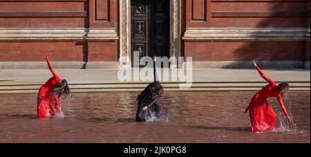 V&A, LONDON, GROSSBRITANNIEN. 29. Juli 2022. Die neue Installation What is Seen and What is Not des British Council und V&A, eine dreiteilige Hauptinstallation von Osman Yousefzada, die mit einer visuell reichen Tanzperformance der Akram Khan Dance Company (Dancers: Yesica Castellon Jimenez, Sofia Rafiqui, Aishani Ghosh) bringt die Farben Pakistans in die V&A durch drei großangelegte Aktivierungen, die auf den 75.. Jahrestag Pakistans eingehen und die Themen Migration und Vertreibung bis zum 25. September 2022 thematisieren. Quelle: Malcolm Park/Alamy Live News Stockfoto