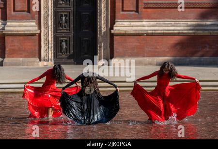 V&A, LONDON, GROSSBRITANNIEN. 29. Juli 2022. Die neue Installation What is Seen and What is Not des British Council und V&A, eine dreiteilige Hauptinstallation von Osman Yousefzada, die mit einer visuell reichen Tanzperformance der Akram Khan Dance Company (Dancers: Yesica Castellon Jimenez, Sofia Rafiqui, Aishani Ghosh) bringt die Farben Pakistans in die V&A durch drei großangelegte Aktivierungen, die auf den 75.. Jahrestag Pakistans eingehen und die Themen Migration und Vertreibung bis zum 25. September 2022 thematisieren. Quelle: Malcolm Park/Alamy Live News Stockfoto