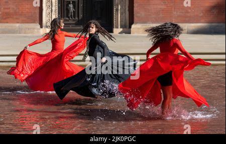 V&A, LONDON, GROSSBRITANNIEN. 29. Juli 2022. Die neue Installation What is Seen and What is Not des British Council und V&A, eine dreiteilige Hauptinstallation von Osman Yousefzada, die mit einer visuell reichen Tanzperformance der Akram Khan Dance Company (Dancers: Yesica Castellon Jimenez, Sofia Rafiqui, Aishani Ghosh) bringt die Farben Pakistans in die V&A durch drei großangelegte Aktivierungen, die auf den 75.. Jahrestag Pakistans eingehen und die Themen Migration und Vertreibung bis zum 25. September 2022 thematisieren. Quelle: Malcolm Park/Alamy Live News Stockfoto