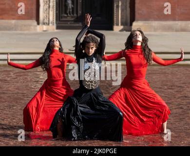 V&A, LONDON, GROSSBRITANNIEN. 29. Juli 2022. Die neue Installation What is Seen and What is Not des British Council und V&A, eine dreiteilige Hauptinstallation von Osman Yousefzada, die mit einer visuell reichen Tanzperformance der Akram Khan Dance Company (Dancers: Aishani Ghosh, Yesica Castellon Jimenez, Sofia Rafiqui) bringt die Farben Pakistans in die V&A durch drei großangelegte Aktivierungen, die auf den 75.. Jahrestag Pakistans eingehen und die Themen Migration und Vertreibung bis zum 25. September 2022 thematisieren. Quelle: Malcolm Park/Alamy Live News Stockfoto