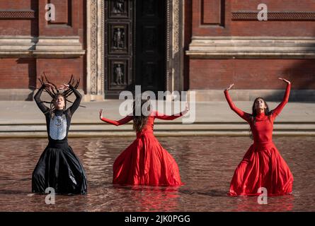 V&A, LONDON, GROSSBRITANNIEN. 29. Juli 2022. Die neue Installation What is Seen and What is Not des British Council und V&A, eine dreiteilige Hauptinstallation von Osman Yousefzada, die mit einer visuell reichen Tanzperformance der Akram Khan Dance Company (Dancers: Yesica Castellon Jimenez, Sofia Rafiqui, Aishani Ghosh) bringt die Farben Pakistans in die V&A durch drei großangelegte Aktivierungen, die auf den 75.. Jahrestag Pakistans eingehen und die Themen Migration und Vertreibung bis zum 25. September 2022 thematisieren. Quelle: Malcolm Park/Alamy Live News Stockfoto