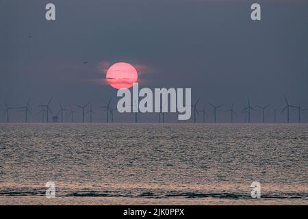 Sonnenuntergang über Offshore-Windenergieanlagen, Prestatyn an der Küste von Nordwales Stockfoto