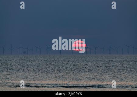 Sonnenuntergang über Offshore-Windenergieanlagen, Prestatyn an der Küste von Nordwales Stockfoto