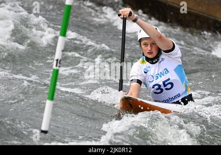 Augsburg, Deutschland. 29.. Juli 2022. Kanu/Slalom: Weltmeisterschaft, Kanu-Single, Vorläufe, Frauen. Die Schweizer Alena Marx konkurriert bei der Vorhitze 1. im Eiskanal. Quelle: Angelika Warmuth/dpa/Alamy Live News Stockfoto