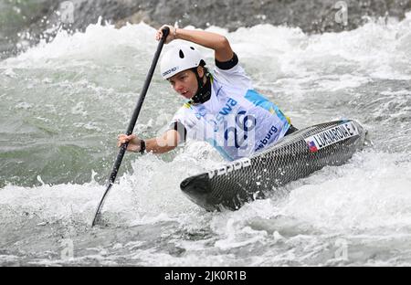 Augsburg, Deutschland. 29.. Juli 2022. Kanu/Slalom: Weltmeisterschaft, Kanu-Single, Vorläufe, Frauen. Die slowakische Emanuela Luknarova konkurriert bei der Vorhitze 1. im Eiskanal. Quelle: Angelika Warmuth/dpa/Alamy Live News Stockfoto