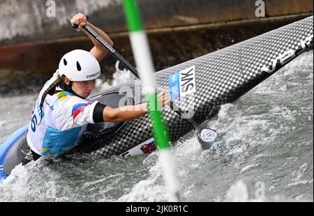 Augsburg, Deutschland. 29.. Juli 2022. Kanu/Slalom: Weltmeisterschaft, Kanu-Single, Vorläufe, Frauen. Die slowakische Emanuela Luknarova konkurriert bei der Vorhitze 1. im Eiskanal. Quelle: Angelika Warmuth/dpa/Alamy Live News Stockfoto
