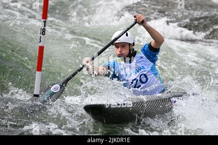 Augsburg, Deutschland. 29.. Juli 2022. Kanu/Slalom: Weltmeisterschaft, Kanu-Single, Vorläufe, Frauen. Die slowakische Zuzana Pankova konkurriert bei der Vorhitze 1. im Eiskanal. Quelle: Angelika Warmuth/dpa/Alamy Live News Stockfoto