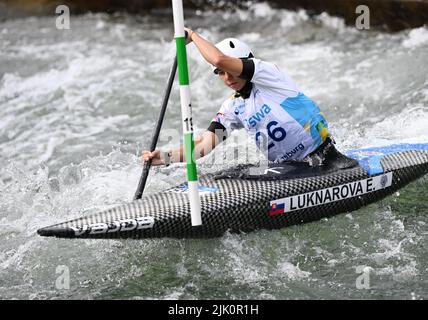 Augsburg, Deutschland. 29.. Juli 2022. Kanu/Slalom: Weltmeisterschaft, Kanu-Single, Vorläufe, Frauen. Die slowakische Emanuela Luknarova konkurriert bei der Vorhitze 1. im Eiskanal. Quelle: Angelika Warmuth/dpa/Alamy Live News Stockfoto