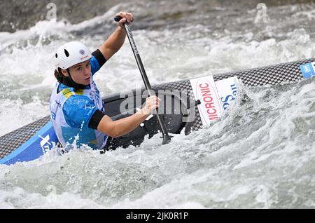 Augsburg, Deutschland. 29.. Juli 2022. Kanu/Slalom: Weltmeisterschaft, Kanu-Single, Vorläufe, Frauen. Die slowakische Zuzana Pankova konkurriert bei der Vorhitze 1. im Eiskanal. Quelle: Angelika Warmuth/dpa/Alamy Live News Stockfoto