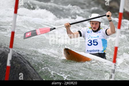 Augsburg, Deutschland. 29.. Juli 2022. Kanu/Slalom: Weltmeisterschaft, Kanu-Single, Vorläufe, Frauen. Die Schweizer Alena Marx konkurriert bei der Vorhitze 1. im Eiskanal. Quelle: Angelika Warmuth/dpa/Alamy Live News Stockfoto