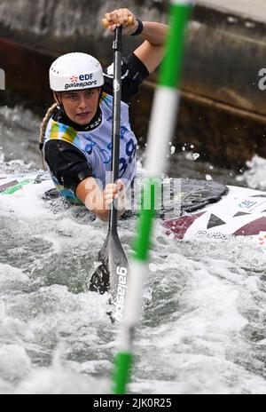 Augsburg, Deutschland. 29.. Juli 2022. Kanu/Slalom: Weltmeisterschaft, Kanu-Single, Vorläufe, Frauen. Der Franzose Laurene Roisin tritt bei der Vorhitze 1. im Eiskanal an. Quelle: Angelika Warmuth/dpa/Alamy Live News Stockfoto