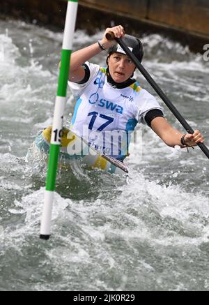 Augsburg, Deutschland. 29.. Juli 2022. Kanu/Slalom: Weltmeisterschaft, Kanu-Single, Vorläufe, Frauen. Der slowenische Alja Kozorog tritt bei der Vorhitze 1. im Eiskanal an. Quelle: Angelika Warmuth/dpa/Alamy Live News Stockfoto