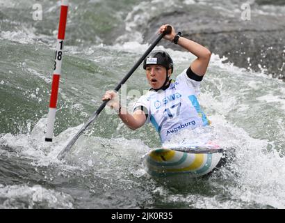 Augsburg, Deutschland. 29.. Juli 2022. Kanu/Slalom: Weltmeisterschaft, Kanu-Single, Vorläufe, Frauen. Der slowenische Alja Kozorog tritt bei der Vorhitze 1. im Eiskanal an. Quelle: Angelika Warmuth/dpa/Alamy Live News Stockfoto