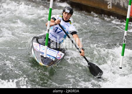 Augsburg, Deutschland. 29.. Juli 2022. Kanu/Slalom: Weltmeisterschaft, Kanu-Single, Vorläufe, Frauen. Der slowenische Alja Kozorog tritt bei der Vorhitze 1. im Eiskanal an. Quelle: Angelika Warmuth/dpa/Alamy Live News Stockfoto