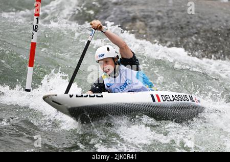 Augsburg, Deutschland. 29.. Juli 2022. Kanu/Slalom: Weltmeisterschaft, Kanu-Single, Vorläufe, Frauen. Die französische Marjorie Delassus tritt bei der Vorhitze 1. im Eiskanal an. Quelle: Angelika Warmuth/dpa/Alamy Live News Stockfoto