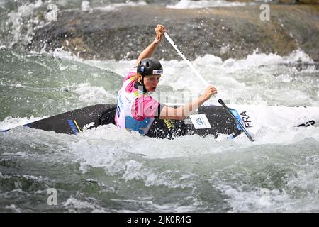 Augsburg, Deutschland. 29.. Juli 2022. Kanu/Slalom: Weltmeisterschaft, Kanu-Single, Vorläufe, Frauen. Lucie Baudu aus Frankreich startet in der Vorhitze 1. im Eiskanal. Quelle: Angelika Warmuth/dpa/Alamy Live News Stockfoto