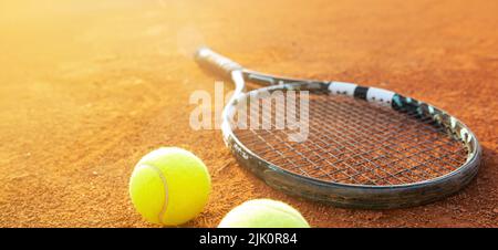 Nahaufnahme von Tenning Schläger und Bällen auf dem Tennisspielplatz oder dem Tennisplatz, Sportkonzept Stockfoto