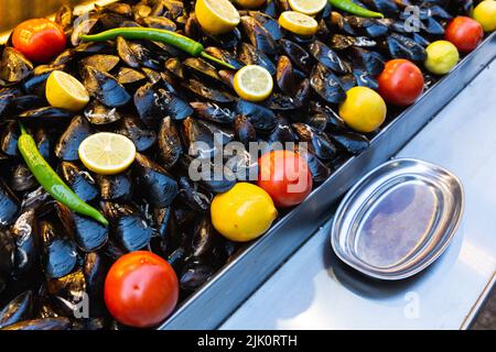 Gefüllte Muscheln werden an einem Imbissstand in Istanbul Turkiye serviert Stockfoto