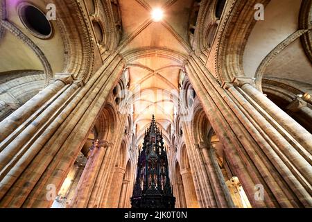 Durham Cathedral erbaut 1093 von den Normannen ist es ein UNESCO-Weltkulturerbe gezeigt wird, ist die Taufschrift Font Holz cover1663 von Durham Zimmermann J gebaut Stockfoto