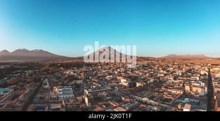 Arequipa, Peru, mit seinem ikonischen Misti, Chachani und Picchu Picchu Vulkan im Hintergrund. Stockfoto