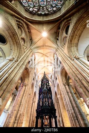 Durham Cathedral erbaut 1093 von den Normannen ist es ein UNESCO-Weltkulturerbe gezeigt wird, ist die Taufschrift Font Holz cover1663 von Durham Zimmermann J gebaut Stockfoto