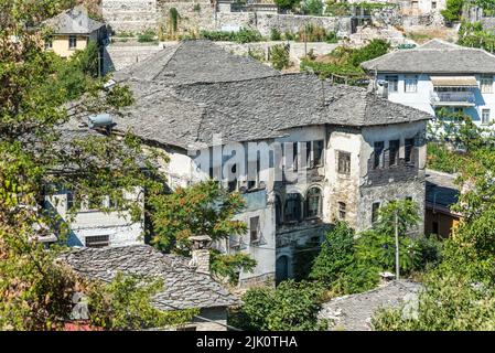 Gjirokaster, Albanien - 10. September 2022: Dach aus Steinziegeln des osmanischen alten Hauses auf einem Berg in Gjirokaster, Albanien. Stockfoto