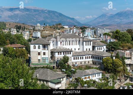 Gjirokaster, Albanien - 10. September 2022: Blick auf die Altstadt von Gjirokaster, Albanien. UNESCO-Welterbestätten. Stockfoto