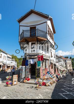 Gjirokaster, Albanien - 10. September 2022: Straßenszene im Zentrum oder Alten Basar der historischen Stadt Gjirokaster, Albanien. Weltkulturerbe von U Stockfoto