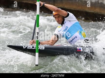 Augsburg, Deutschland. 29.. Juli 2022. Kanu/Slalom: Weltmeisterschaft, Kanu-Single, Heats, Männer. Der slowakische Matej Benus konkurriert bei der Vorhitze 1. im Eiskanal. Quelle: Angelika Warmuth/dpa/Alamy Live News Stockfoto