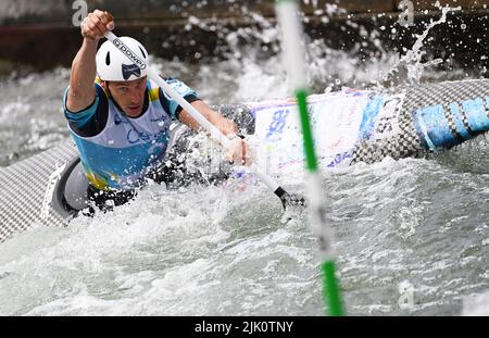 Augsburg, Deutschland. 29.. Juli 2022. Kanu/Slalom: Weltmeisterschaft, Kanu-Single, Heats, Männer. Luka Bozic aus Slowenien startet in der Vorhitze 1. im Eiskanal. Quelle: Angelika Warmuth/dpa/Alamy Live News Stockfoto